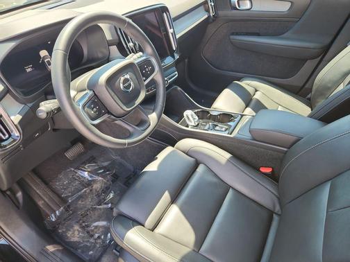2025 Volvo XC40 B5 Plus Bright Theme