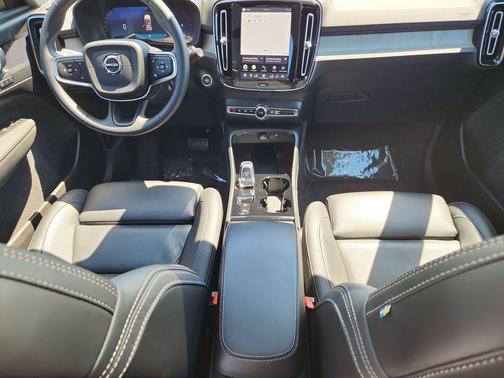 2025 Volvo XC40 B5 Plus Bright Theme