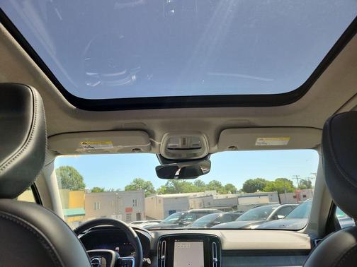 2025 Volvo XC40 B5 Plus Bright Theme