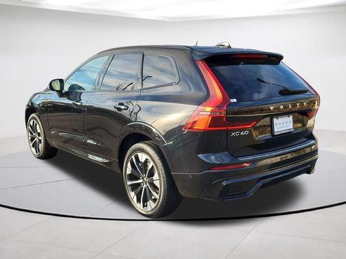 Onyx Black Metallic 2026 Volvo XC60 Plug-In Hybrid T8 Plus