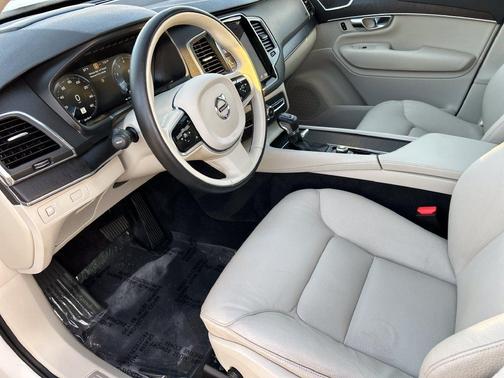 Ice White 2020 Volvo XC90 T6 Momentum 7 Passenger