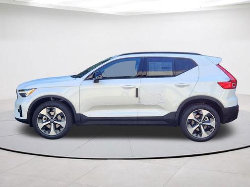 Crystal White 2026 Volvo XC40 B5 Plus