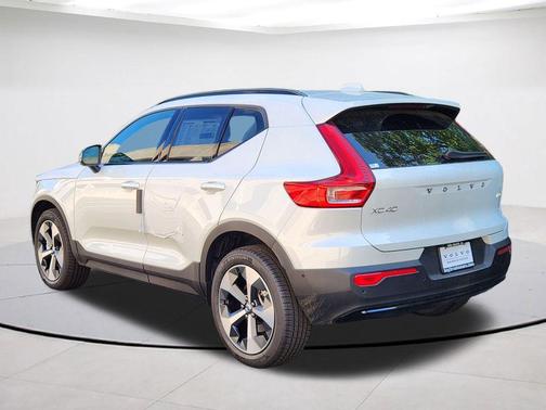 Crystal White 2026 Volvo XC40 B5 Plus