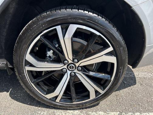 Silver 2024 Volvo XC60 Recharge Plug-In Hybrid T8 Ultimate Dark Theme