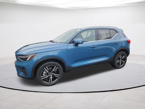 2025 Volvo XC40 B5 Core Bright Theme