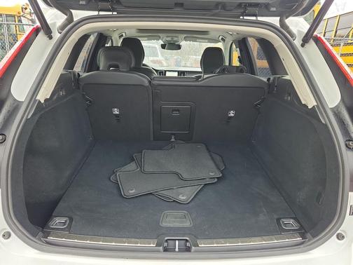 Crystal White Metallic 2025 Volvo XC60 B5 Plus