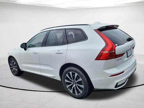 Crystal White Metallic 2025 Volvo XC60 B5 Plus