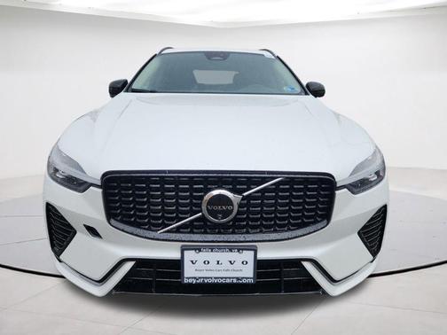 Crystal White Metallic 2025 Volvo XC60 B5 Plus
