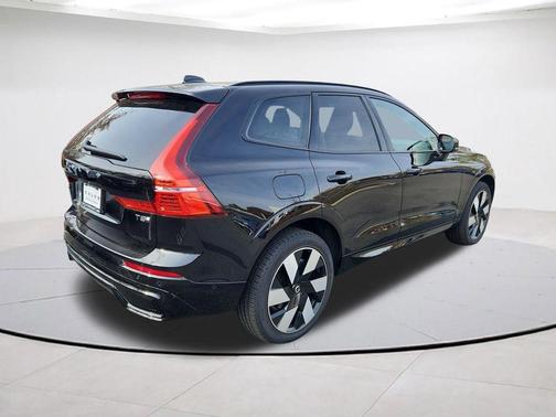 Onyx Black Metallic 2025 Volvo XC60 Plug-In Hybrid T8 Plus