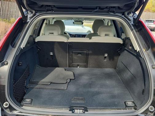 Onyx Black Metallic 2025 Volvo XC60 Plug-In Hybrid T8 Plus