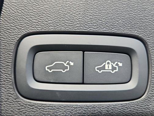 Onyx Black Metallic 2025 Volvo XC60 Plug-In Hybrid T8 Plus