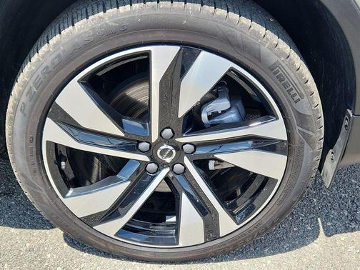 Sage Green Metallic 2024 Volvo XC40 B5 Plus Bright Theme