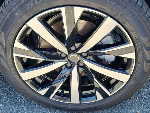 Mulberry Red 2025 Volvo XC90 B6 Core