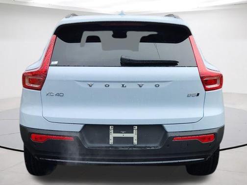 Cloud 9 White 2026 Volvo XC40 B5 Plus