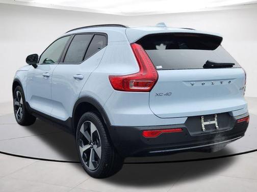 Cloud 9 White 2026 Volvo XC40 B5 Plus