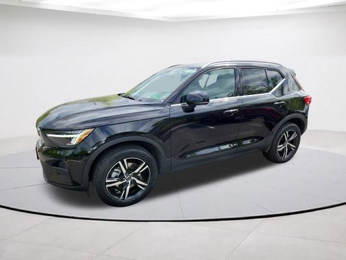 2025 Volvo XC40 B5 Core Bright Theme