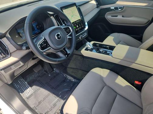 Crystal White 2025 Volvo XC90 B6 Plus 7-Seater