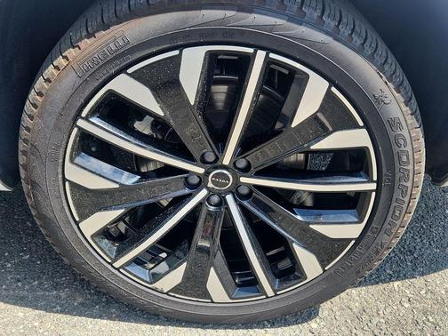 Crystal White 2025 Volvo XC90 B6 Plus 7-Seater