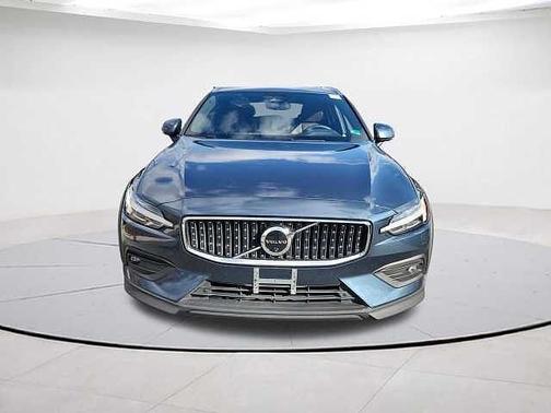 2025 Volvo V60 Cross Country Plus