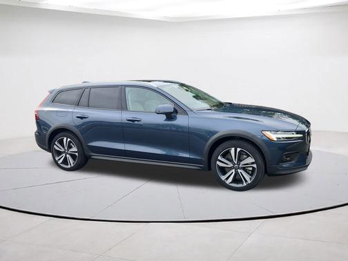 2024 Volvo V60 Cross Country B5 Plus