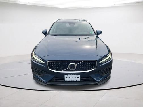 2024 Volvo V60 Cross Country B5 Plus