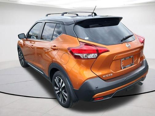 Monarch Orange / Super Black 2020 Nissan Kicks SR