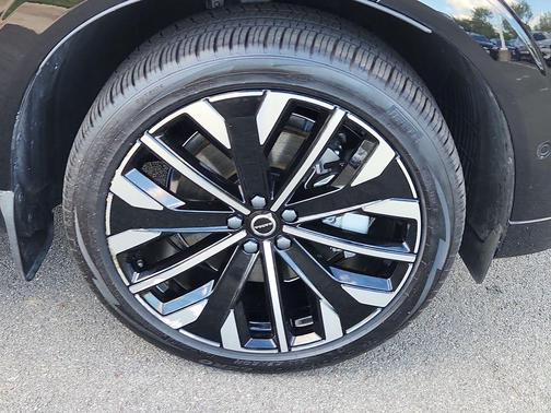 Onyx Black Metallic 2026 Volvo XC60 Plug-In Hybrid T8 Ultra
