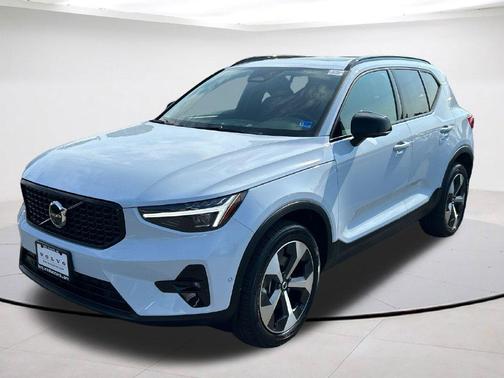 Cloud 9 White 2026 Volvo XC40 B5 Plus