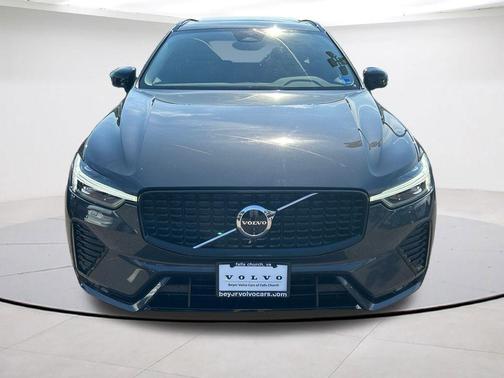 Platinum Gray Metallic 2025 Volvo XC60 B5 Plus