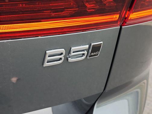 Forest Green 2026 Volvo XC60 B5 Ultra