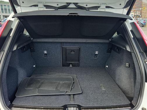 Crystal White Metallic 2023 Volvo XC40 B5 Plus Bright Theme