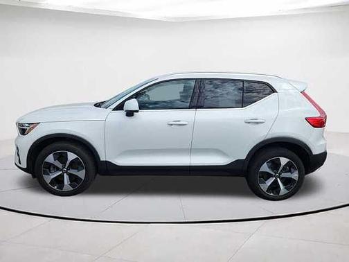 Crystal White Metallic 2023 Volvo XC40 B5 Plus Bright Theme