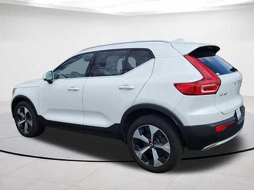 Crystal White Metallic 2023 Volvo XC40 B5 Plus Bright Theme