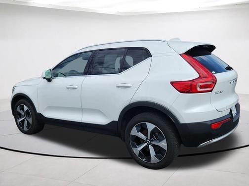 Crystal White Metallic 2023 Volvo XC40 B5 Plus Bright Theme