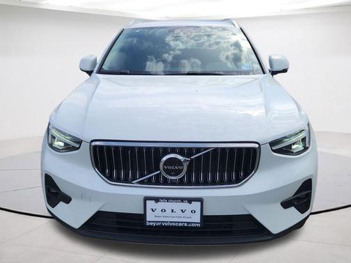 Crystal White Metallic 2023 Volvo XC40 B5 Plus Bright Theme