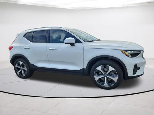 Crystal White Metallic 2023 Volvo XC40 B5 Plus Bright Theme