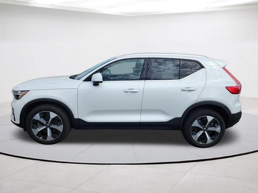 Crystal White Metallic 2023 Volvo XC40 B5 Plus Bright Theme