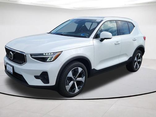 Crystal White Metallic 2023 Volvo XC40 B5 Plus Bright Theme