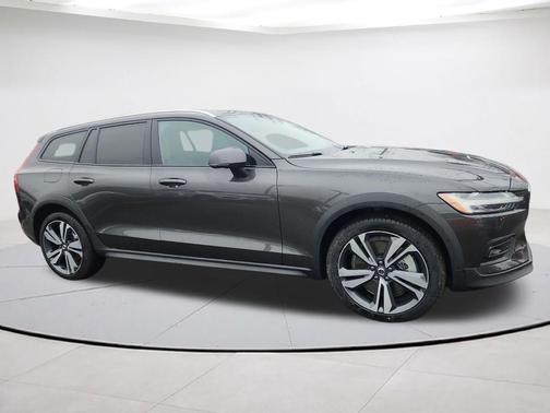 2025 Volvo V60 Cross Country B5 Plus