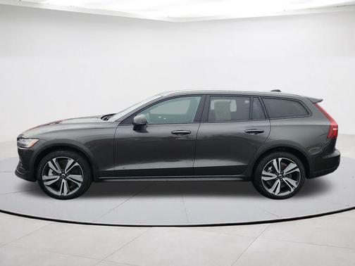 2025 Volvo V60 Cross Country B5 Plus
