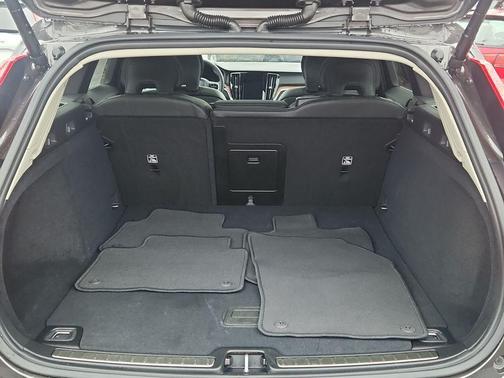 2025 Volvo V60 Cross Country B5 Plus