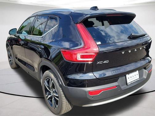 Onyx Black Metallic 2025 Volvo XC40 B5 Core Bright Theme