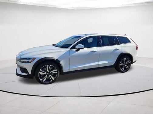 2025 Volvo V60 Cross Country Plus