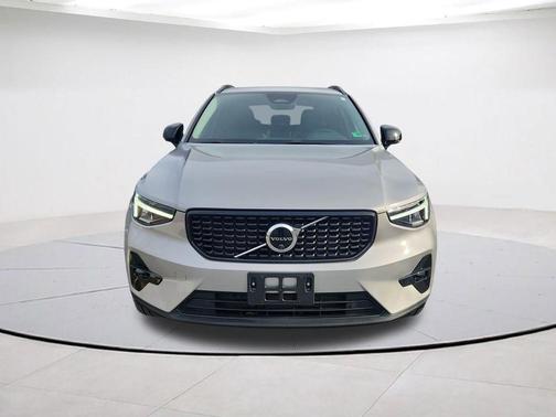 2023 Volvo XC40 B5 Plus Dark Theme