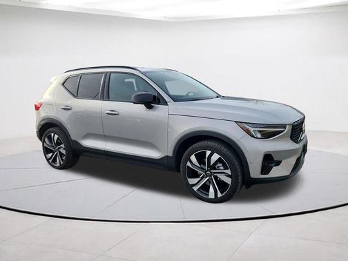2023 Volvo XC40 B5 Plus Dark Theme