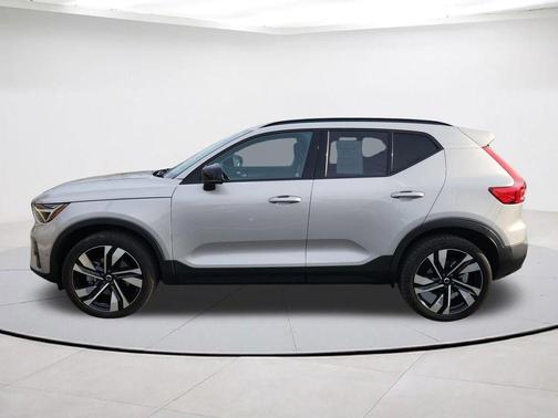 2023 Volvo XC40 B5 Plus Dark Theme