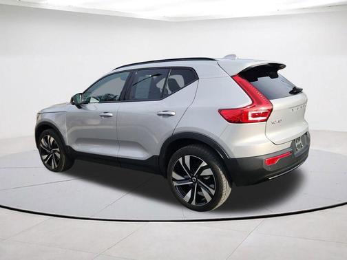 2023 Volvo XC40 B5 Plus Dark Theme
