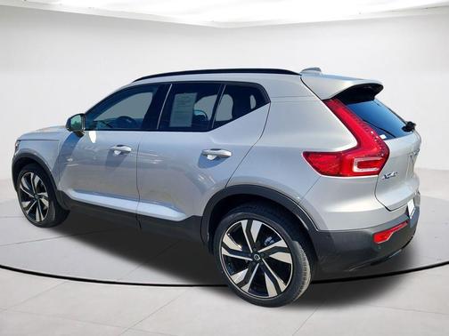 2025 Volvo XC40 B5 Plus Dark Theme