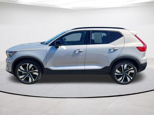 2025 Volvo XC40 B5 Plus Dark Theme
