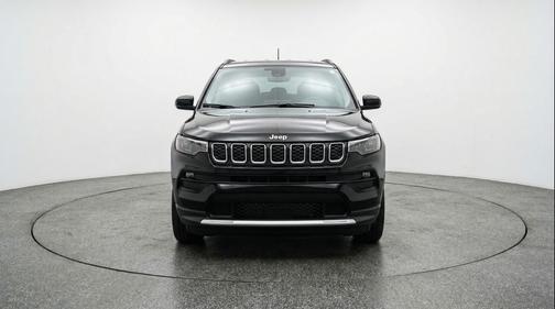 Diamond Black Crystal Pearlcoat 2025 Jeep Compass Latitude